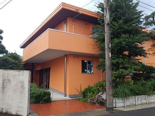 オレンジ色の建物エントランス