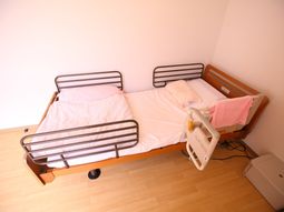 手すり付きベッドの部屋