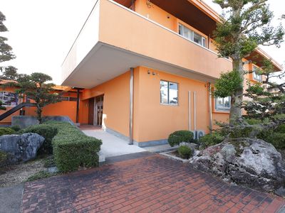 オレンジ色の建物エントランス