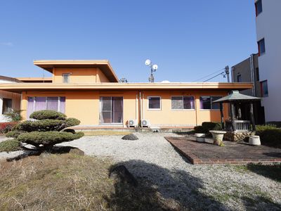 中庭と建物の外観