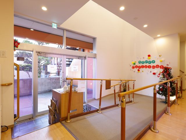 入口付近の温かみのある空間