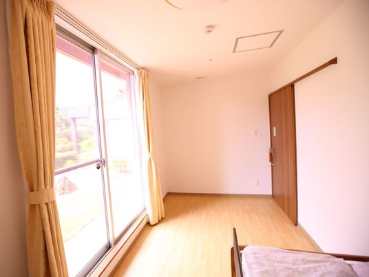 日差し入る広々居室
