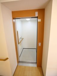 清潔なエレベーター入口