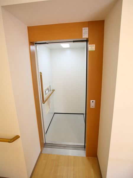 清潔なエレベーター入口