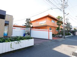 オレンジ色の建物外観
