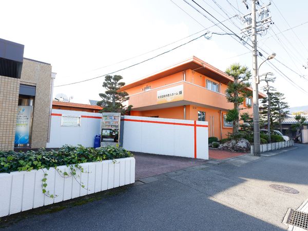 オレンジ色の建物外観