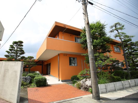 オレンジ色の建物外観