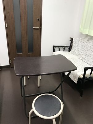 居室のテーブルとイス