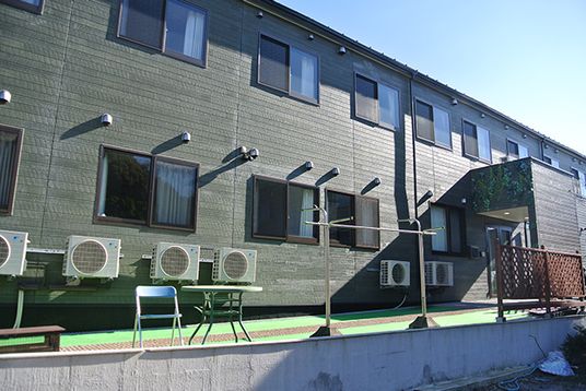 明るい外観の建物
