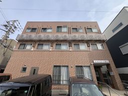3階建ての建物外観