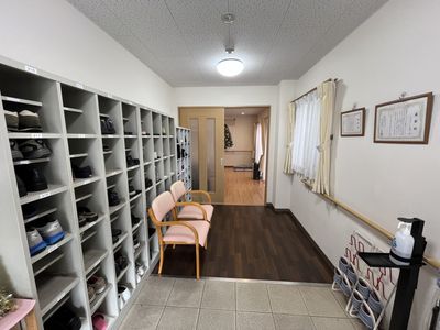 明るい廊下と下駄箱