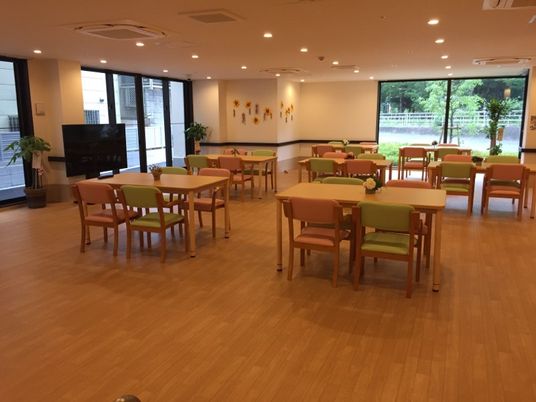 広々とした食堂の風景