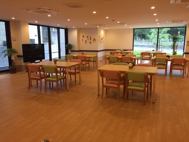 広々とした食堂の風景 ダイニングルーム 明るく広々した食堂で、利用者様への心温まる食事サービスを提供しませんか。