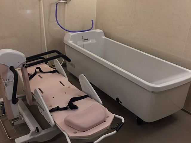 清潔で整備された浴室 浴室 整備が行き届き、機能的な浴室環境でのお仕事です。利用者様の安全と快適さを一緒に支えましょう。