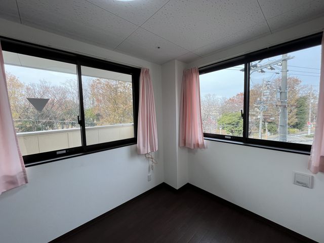 窓が多い居室 居室 大きな窓から自然光がたっぷり入る居室です。リラックスした時間をお過ごしいただけます。