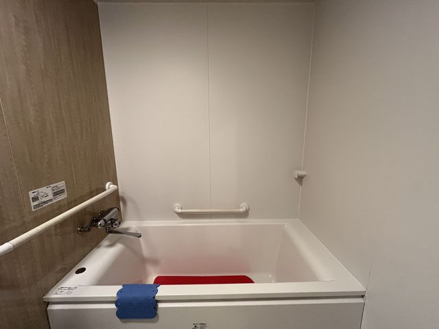 シンプルな浴室 浴室 手すり付きで安心して利用できるシンプルな浴槽です。使いやすさを重視した設計です。