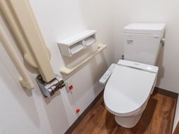 手すり付きのトイレ