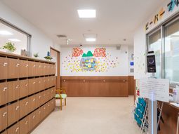 色鮮やかな壁面の廊下