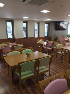 明るく清潔な食堂の風景