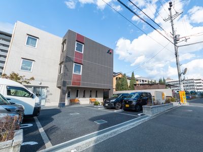 落ち着いた外観の建物