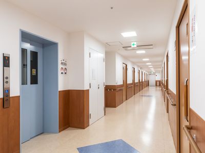 長い廊下とエレベーターの廊下