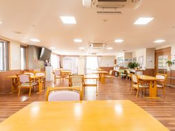 自然光が入る広々ダイニングルーム