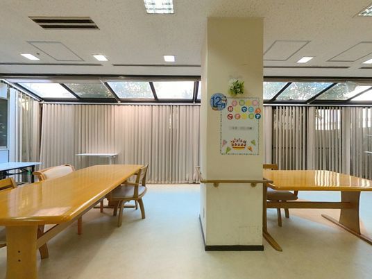 壁面の装飾があるラウンジ