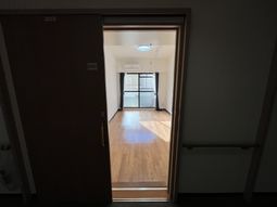 木製床が広がる居室