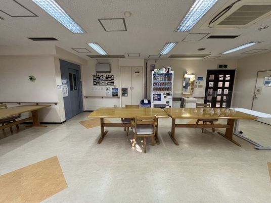 広いテーブルとイスの部屋