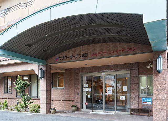 明るく開放的なエントランス エントランス 心地よい空間でお迎えするエントランスで、訪れる方々への最初の接点を担っていただけます。