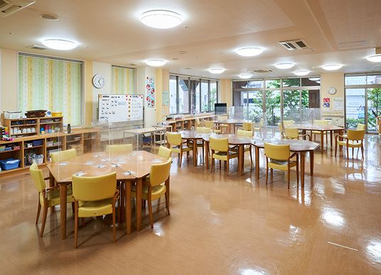 明るく広々とした食堂
