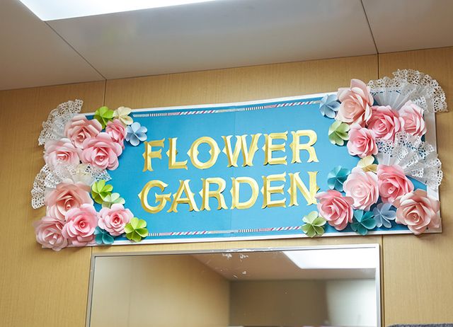 色彩豊かなスタッフ看板 看板 温もりある環境でお仕事。この看板のように彩りを添える活躍を。