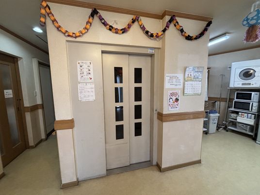 扉のある廊下