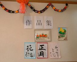 掲示物の壁