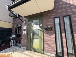 日差しが当たるエントランス