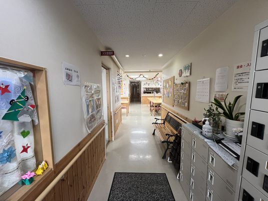 明るい廊下と掲示物