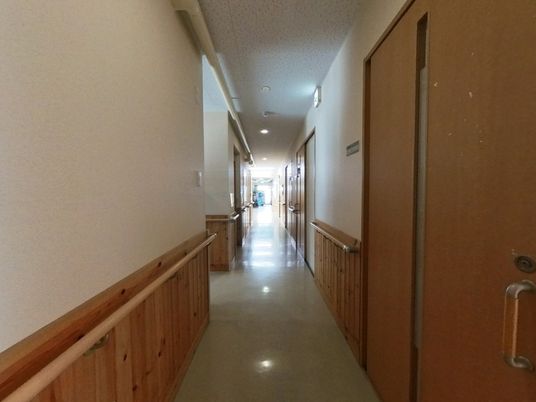 手すり付きの長い廊下