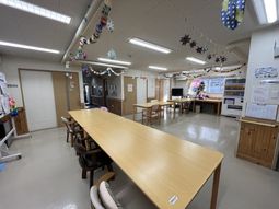 飾りつけがされた多目的室