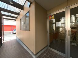 幅広い出入口のエントランス  