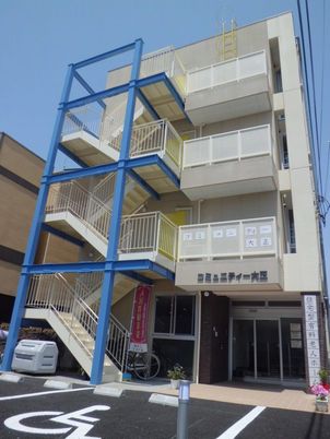 広々としたエントランス外観