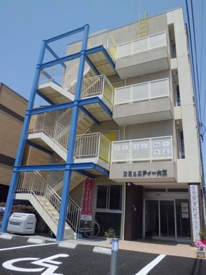 広々としたエントランス外観
