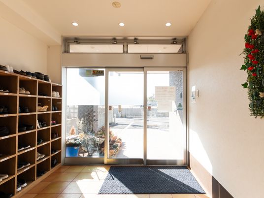 明るい入口ホール