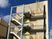 外階段のある建物外観  