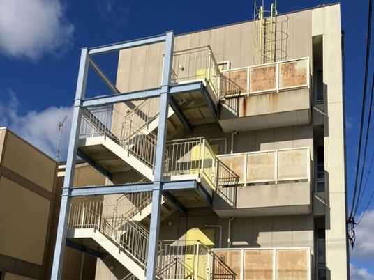 外階段のある建物外観  