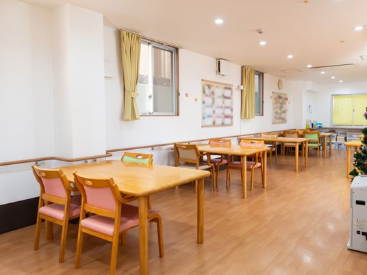 明るいテーブルのダイニングルーム