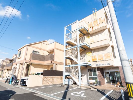 青空の下の建物外観