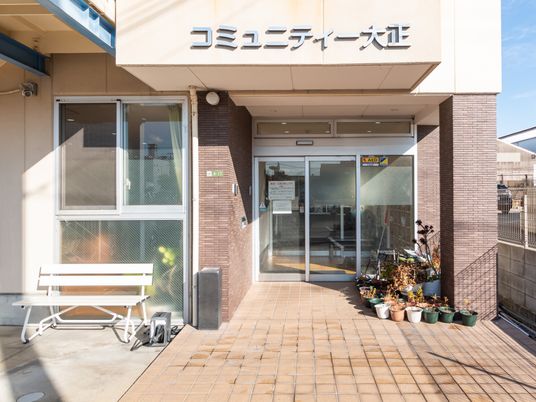 植物が並ぶエントランス