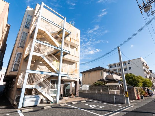 階段のある建物外観