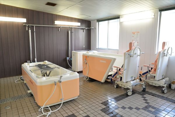 明るい入浴設備の浴室  