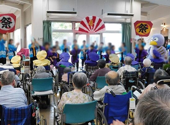 賑やかな集会の中